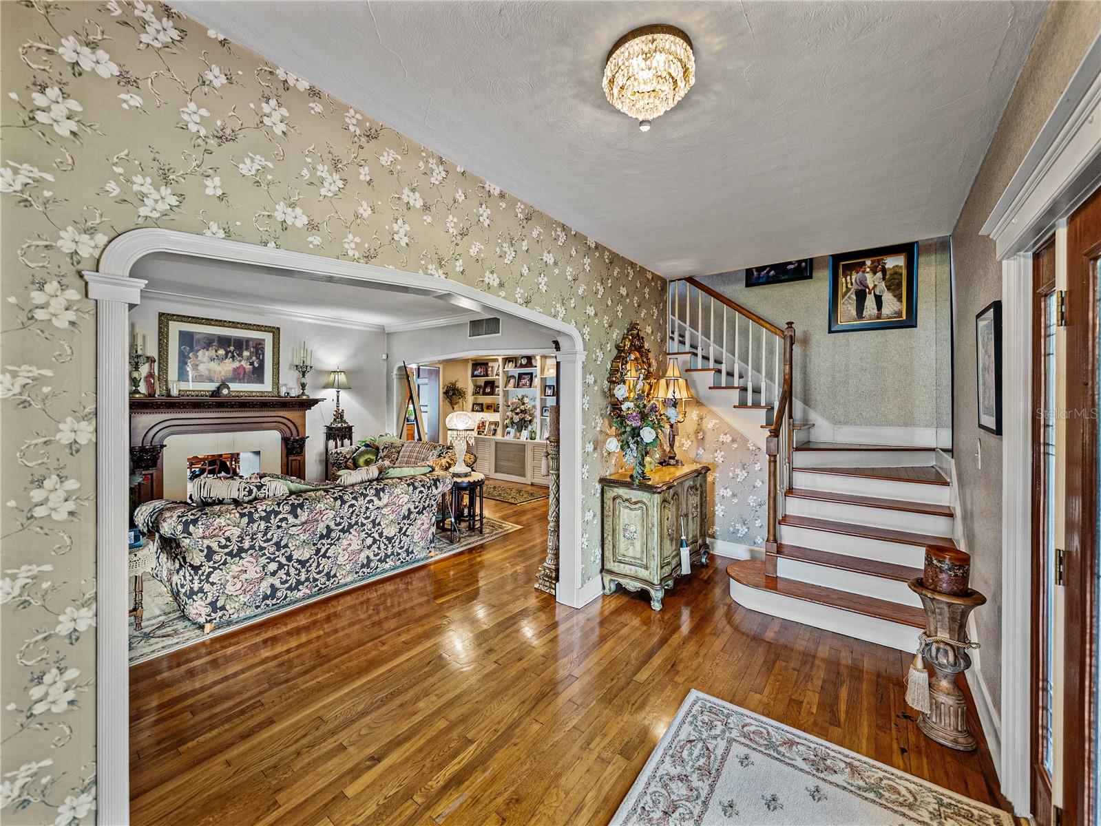 125 E GRAHAM PARK DR