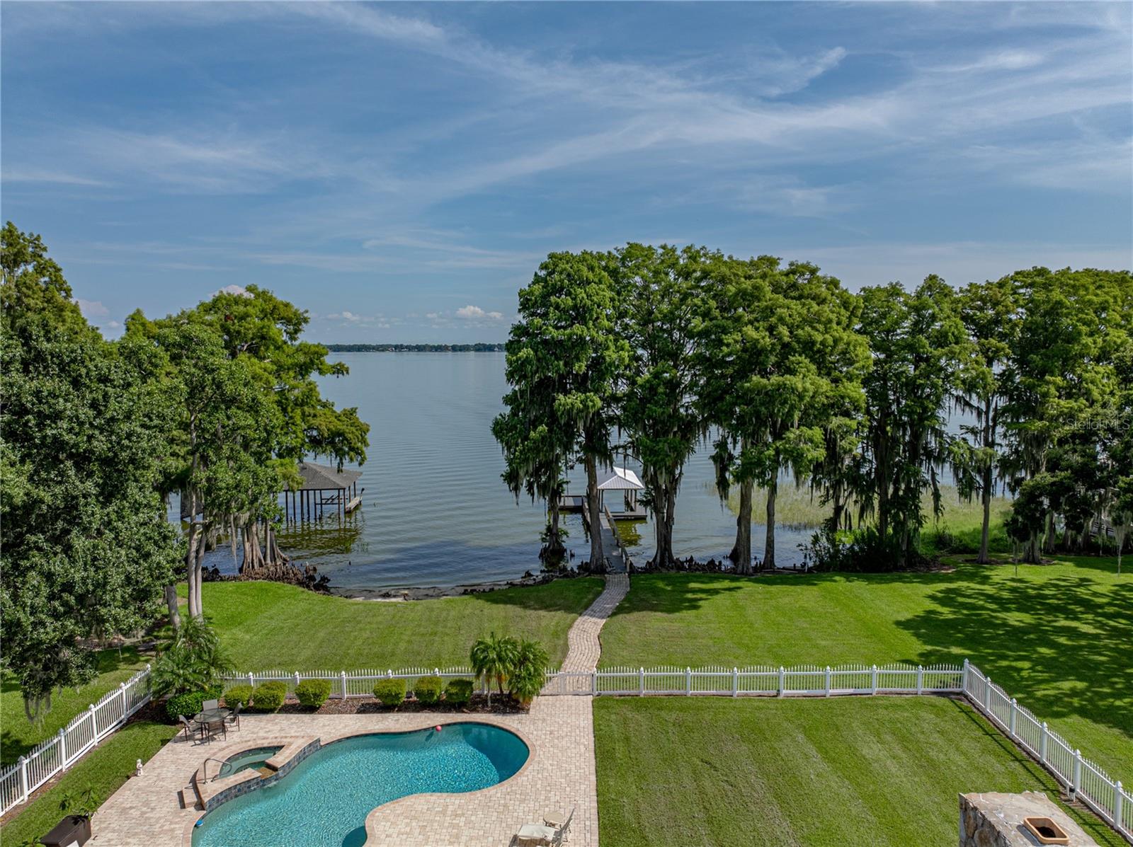 1123 CYPRESS PT W