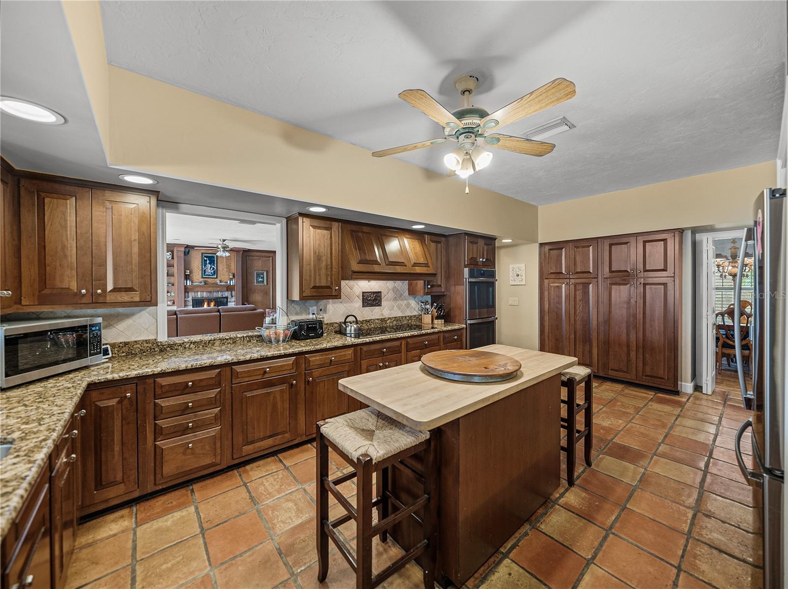 1123 CYPRESS PT W