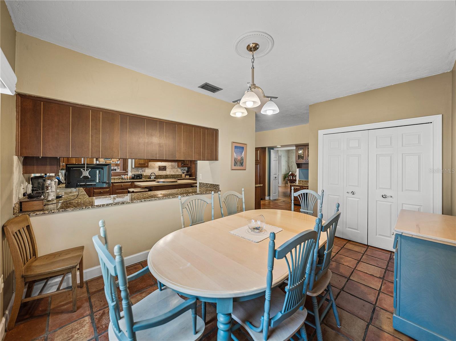 1123 CYPRESS PT W