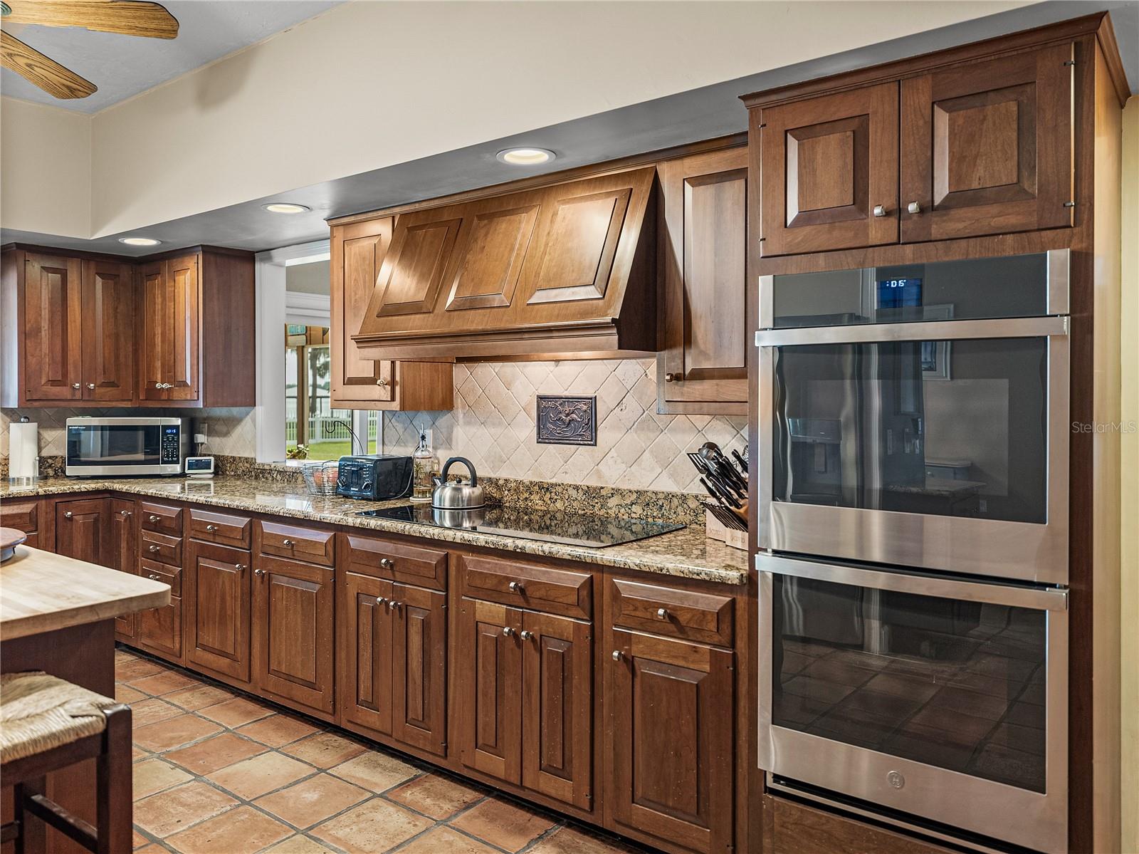 1123 CYPRESS PT W
