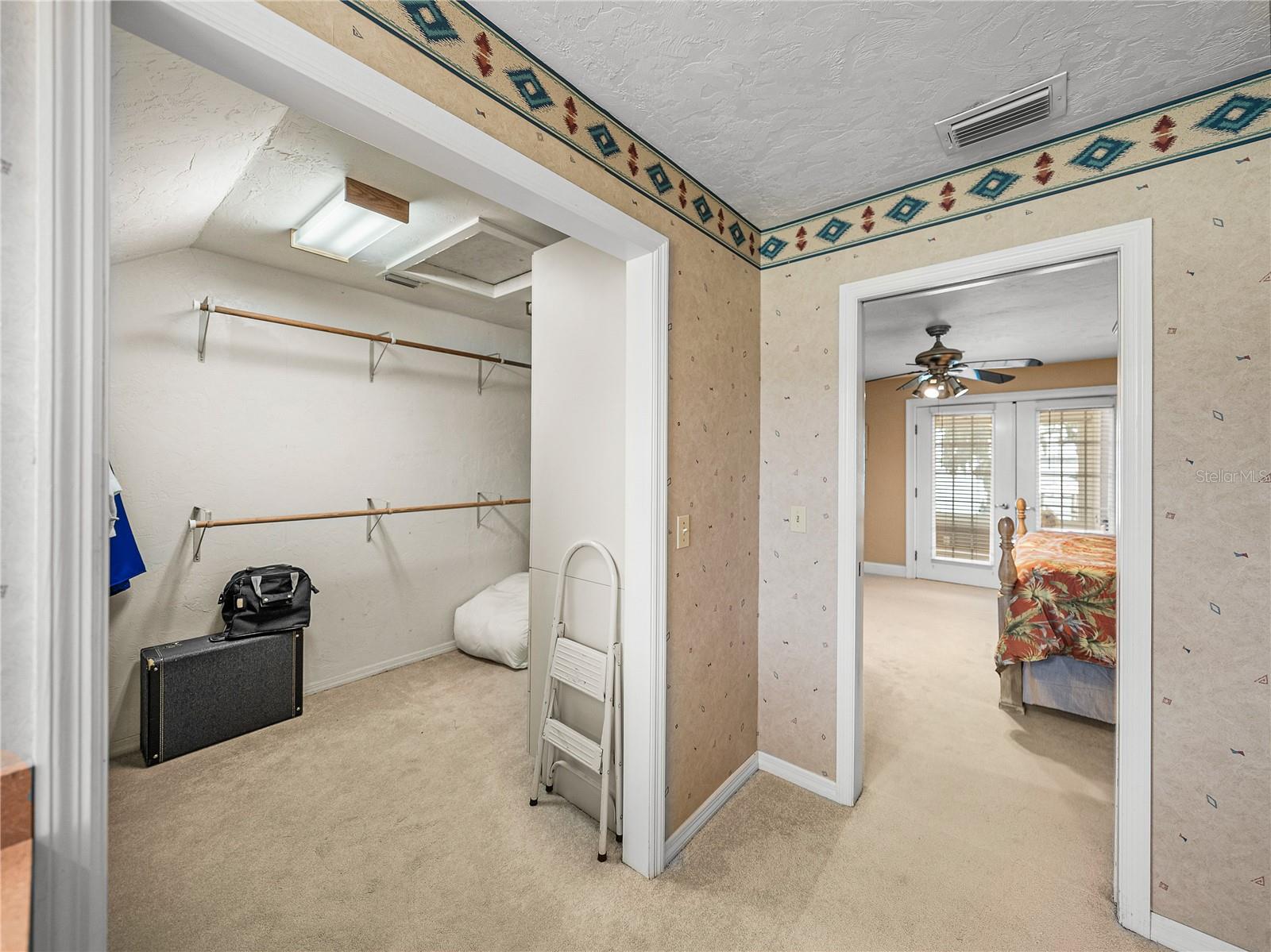 1123 CYPRESS PT W