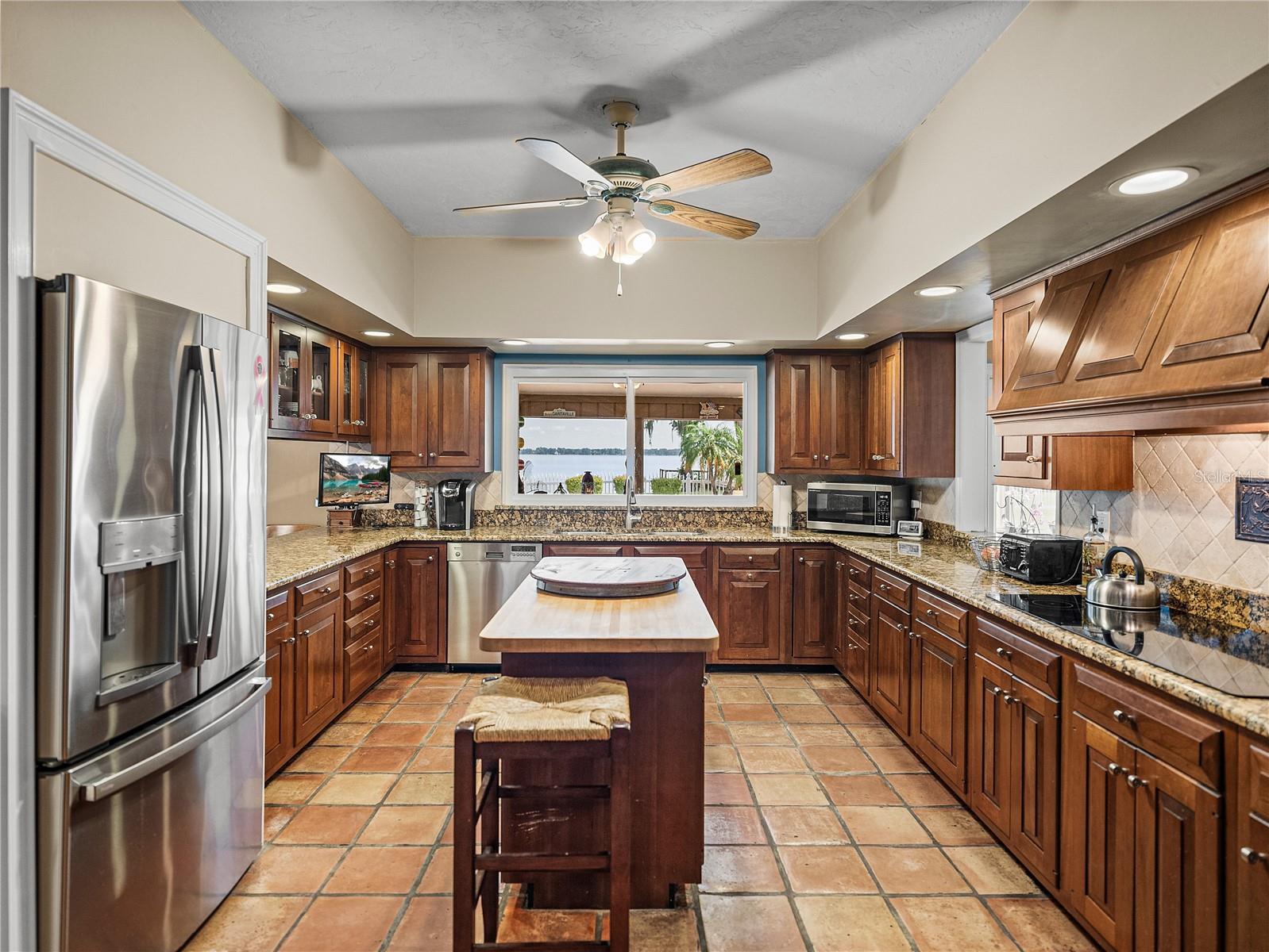 1123 CYPRESS PT W