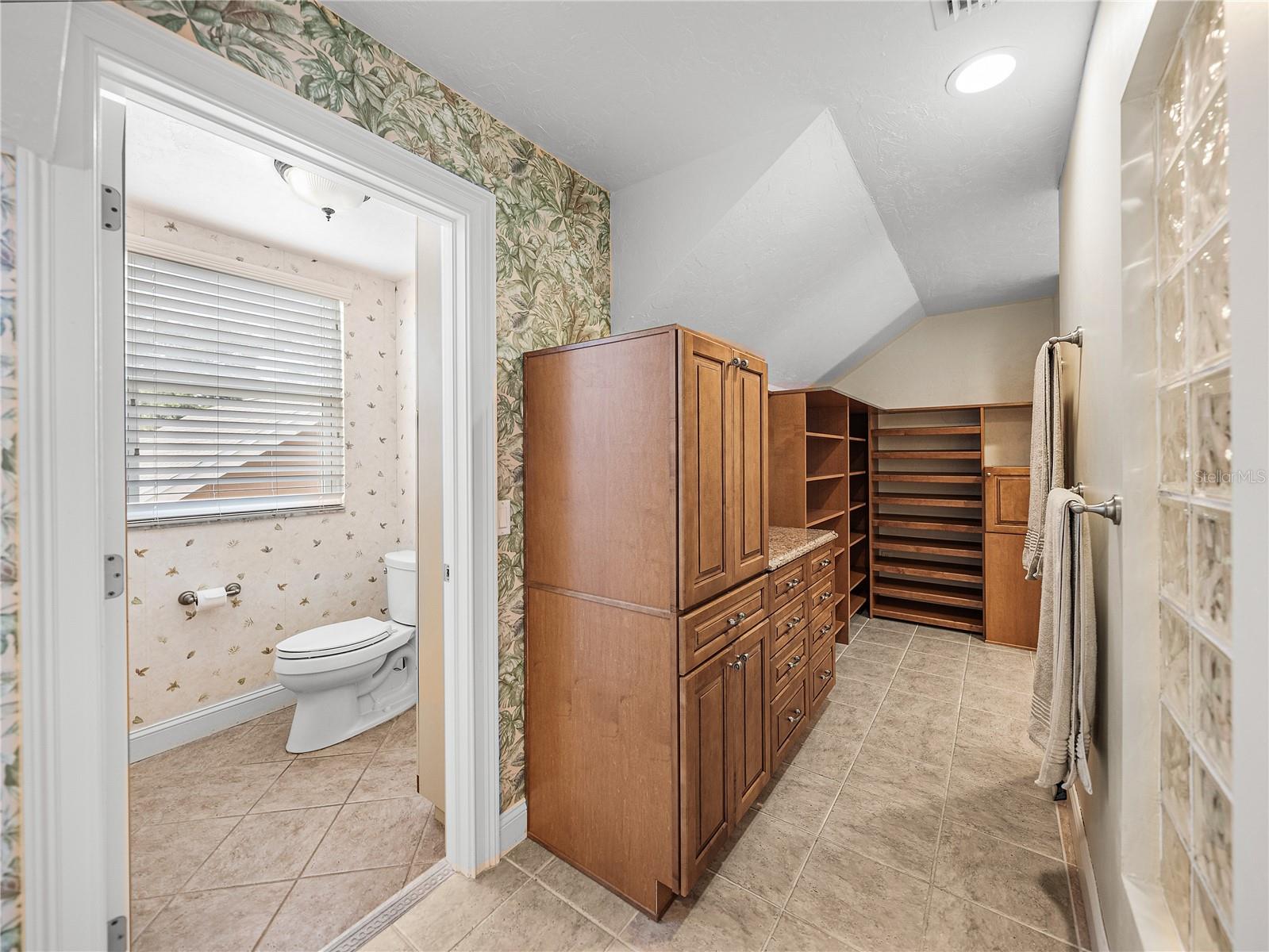 1123 CYPRESS PT W
