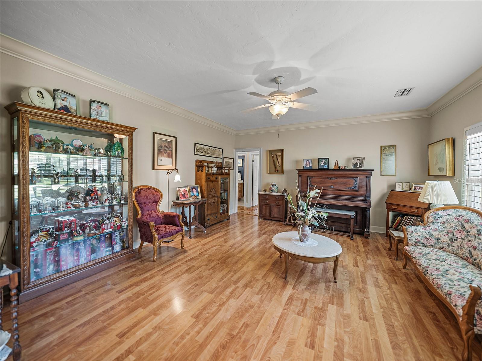 1123 CYPRESS PT W