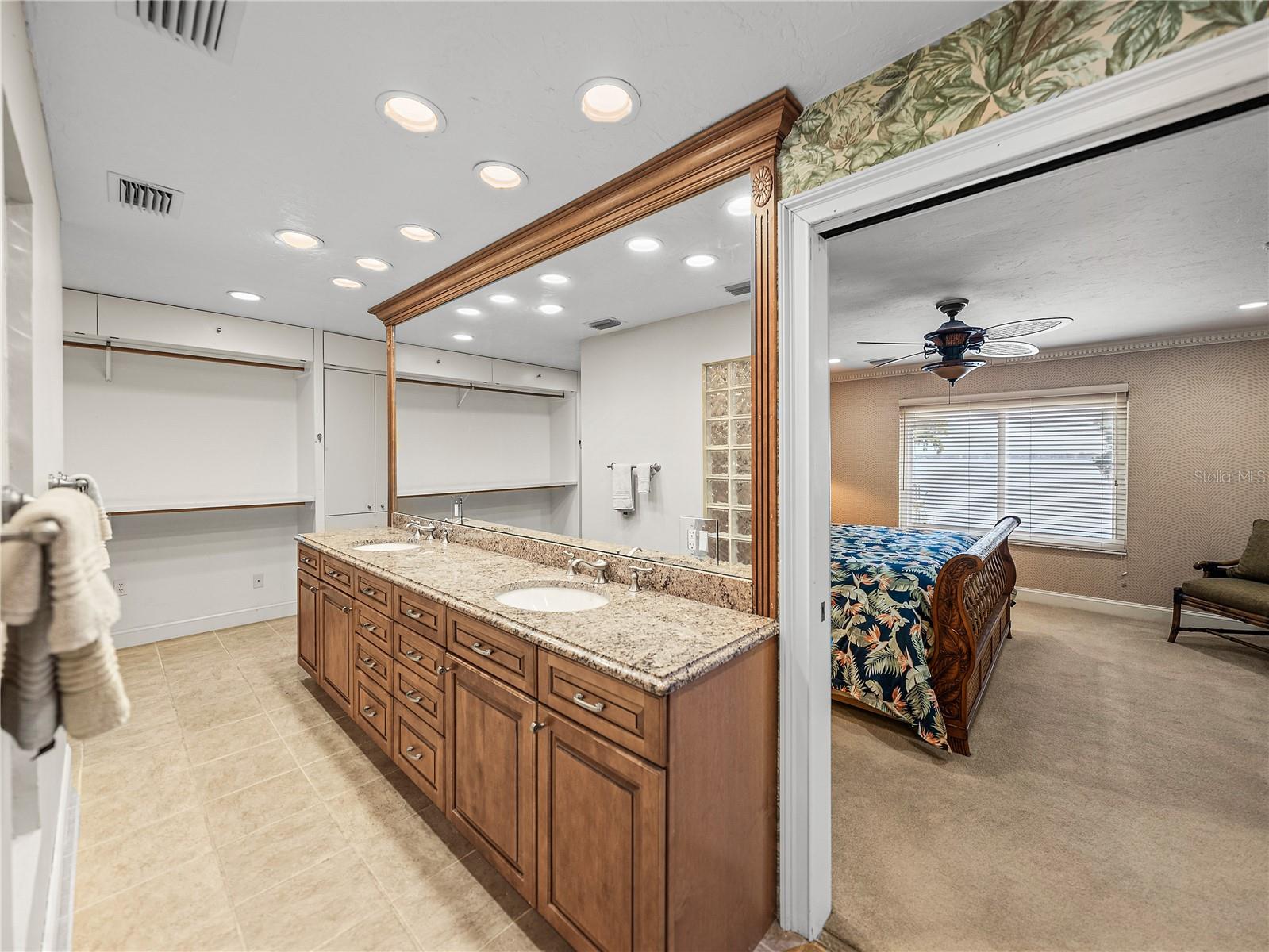 1123 CYPRESS PT W