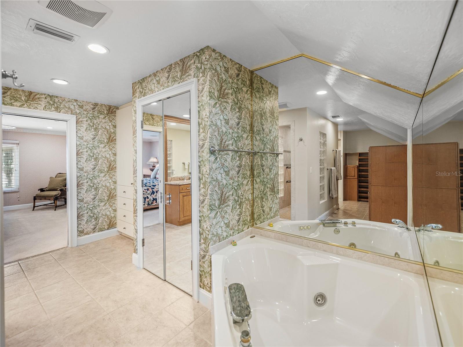 1123 CYPRESS PT W