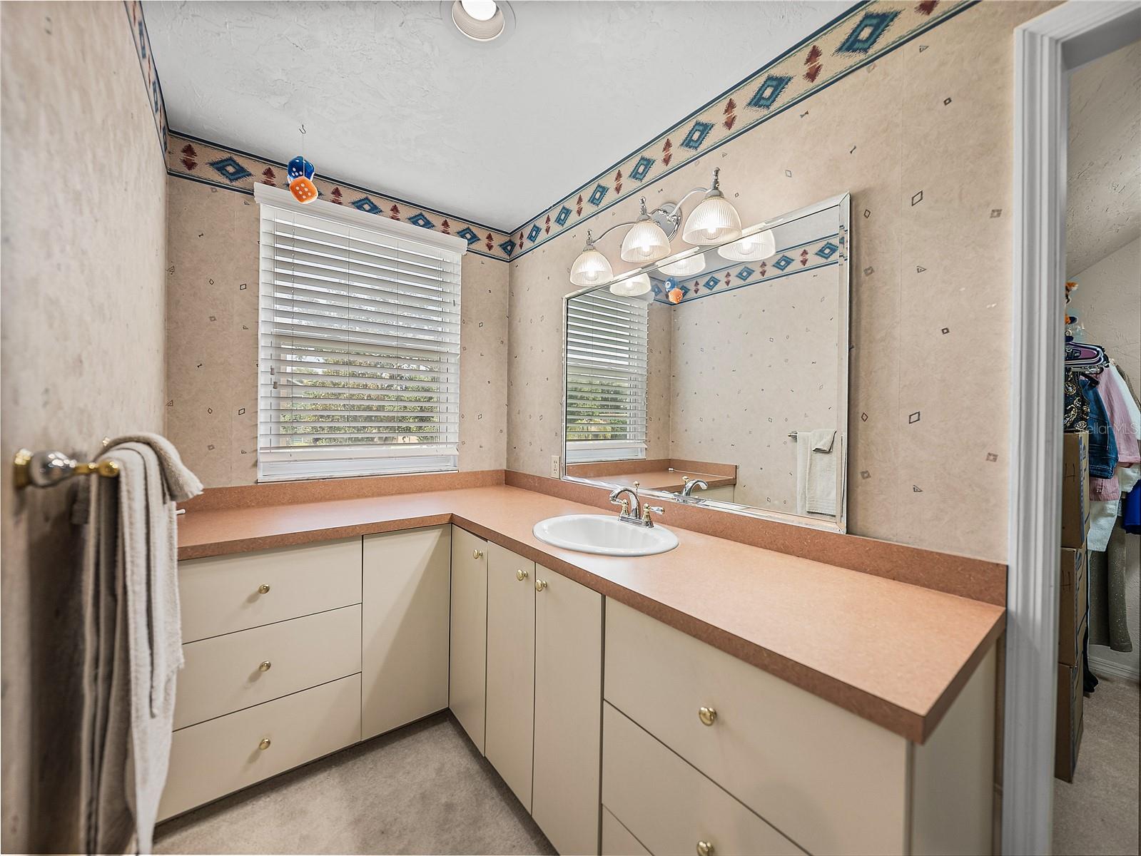 1123 CYPRESS PT W