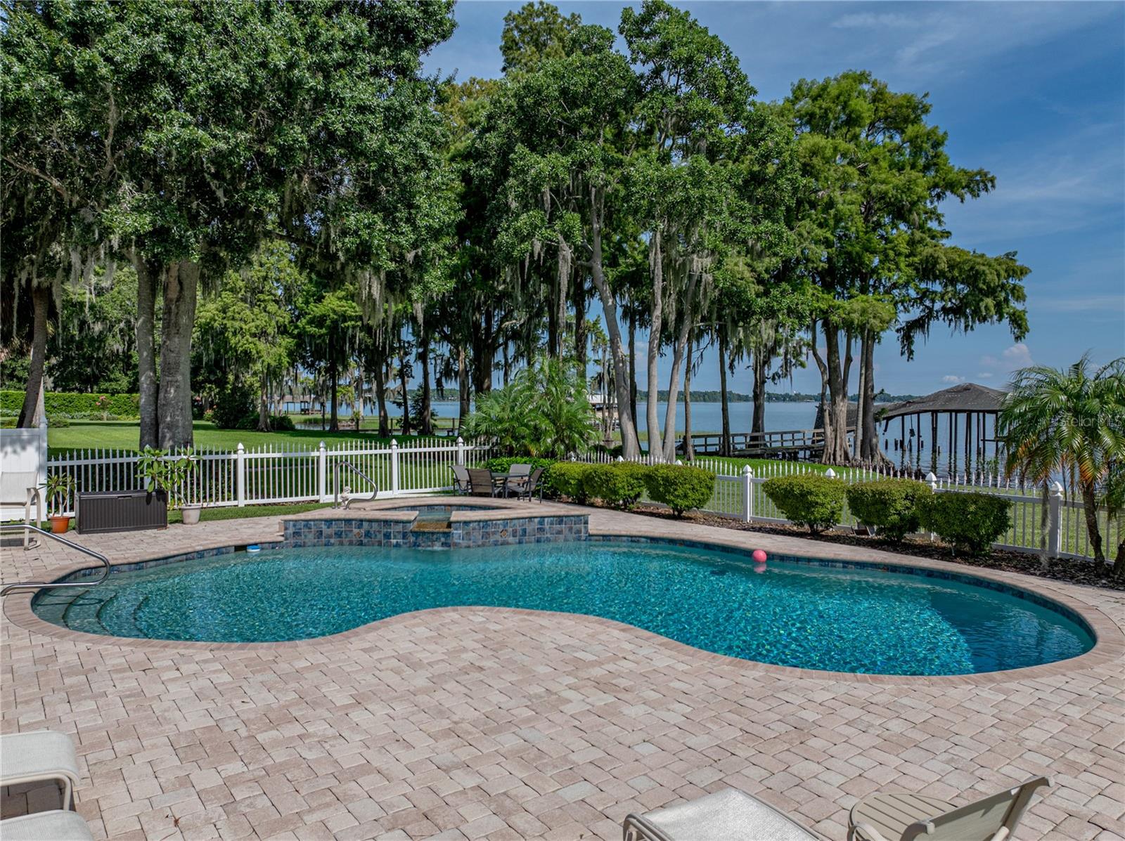 1123 CYPRESS PT W