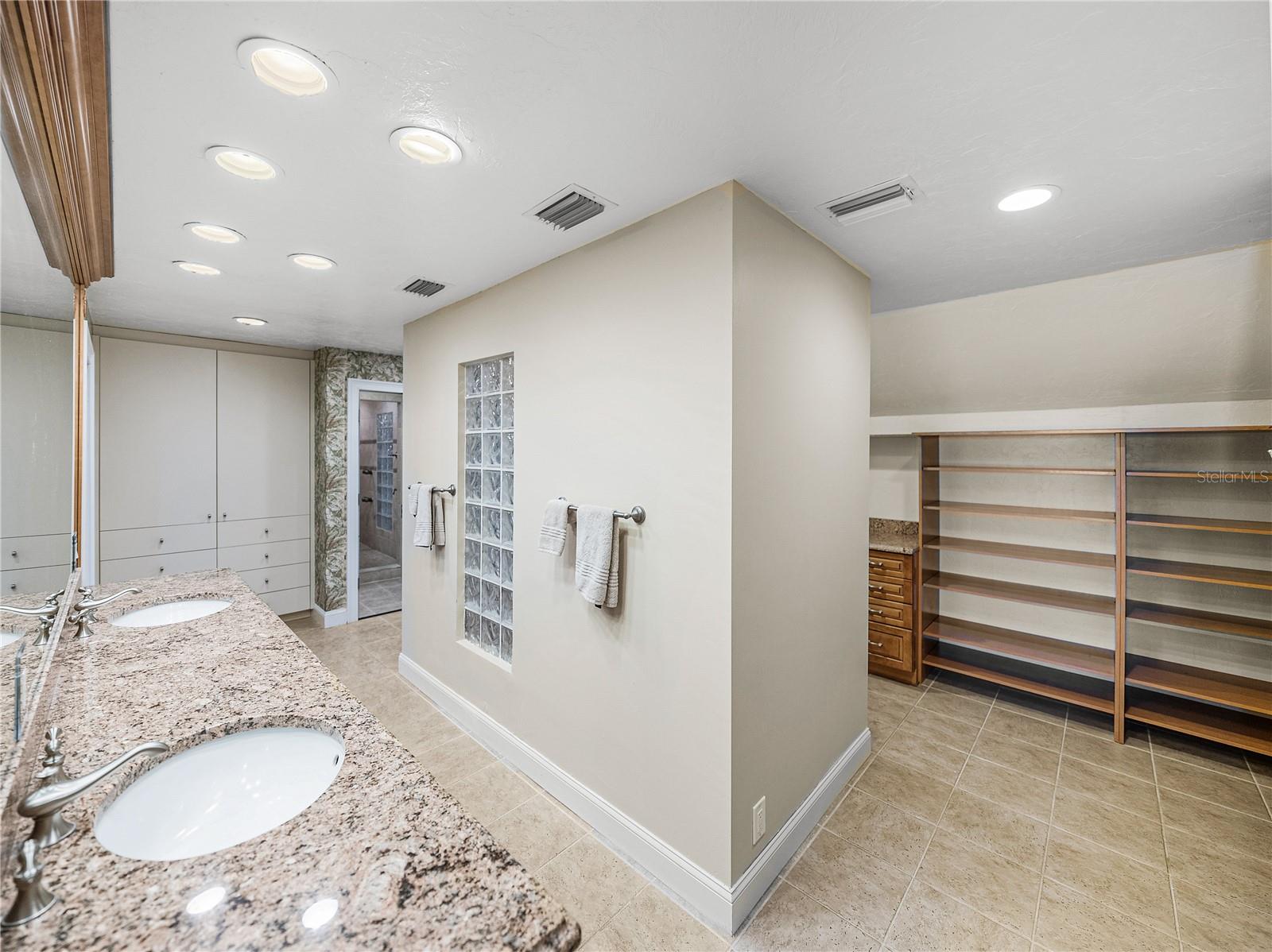 1123 CYPRESS PT W