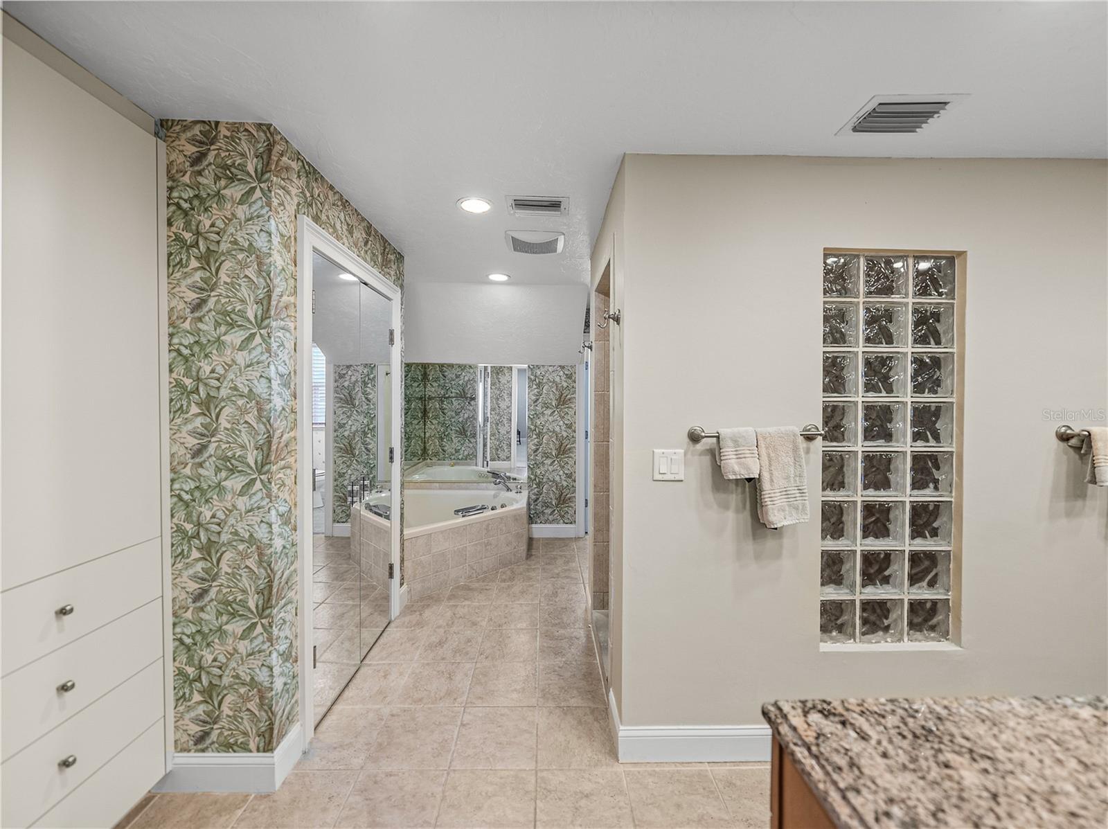 1123 CYPRESS PT W