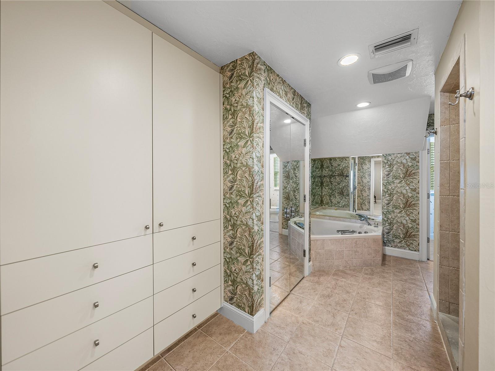 1123 CYPRESS PT W