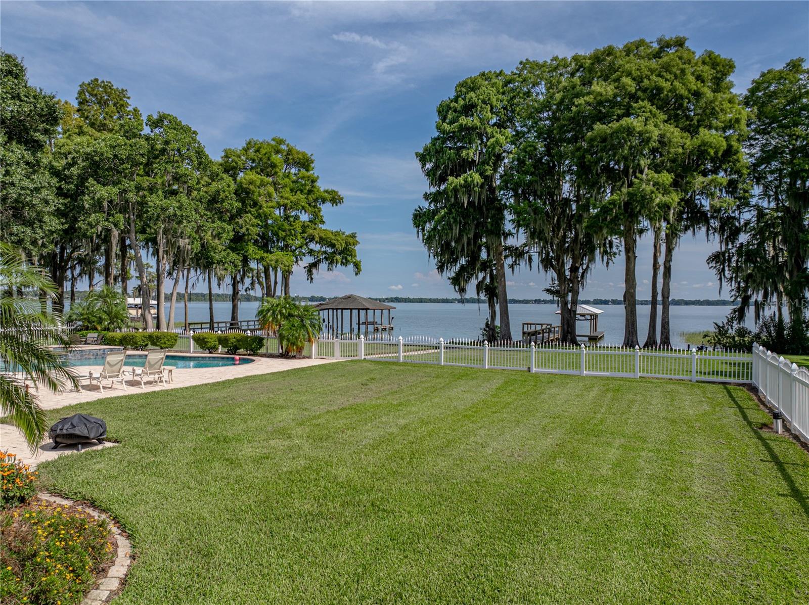 1123 CYPRESS PT W