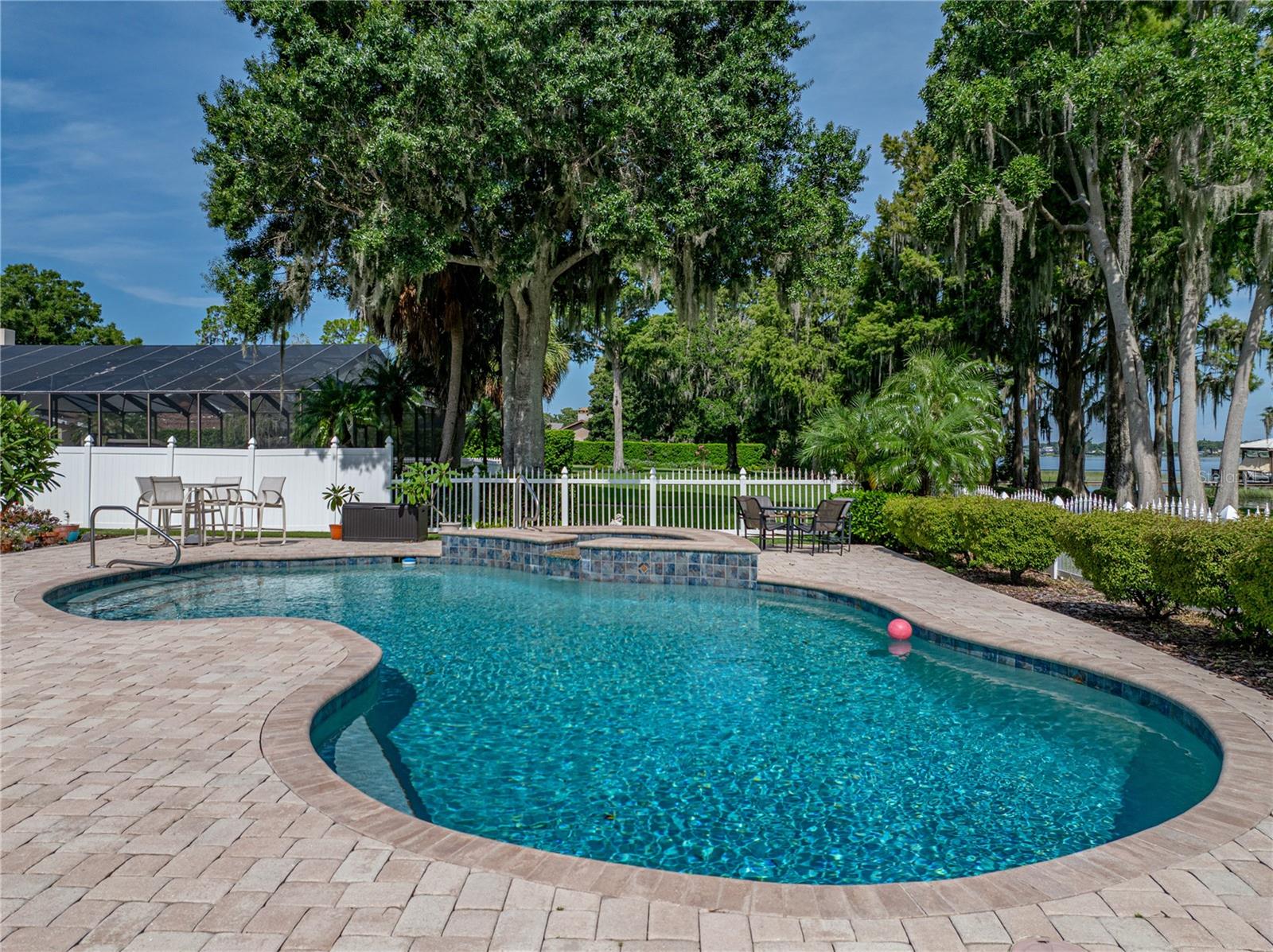 1123 CYPRESS PT W