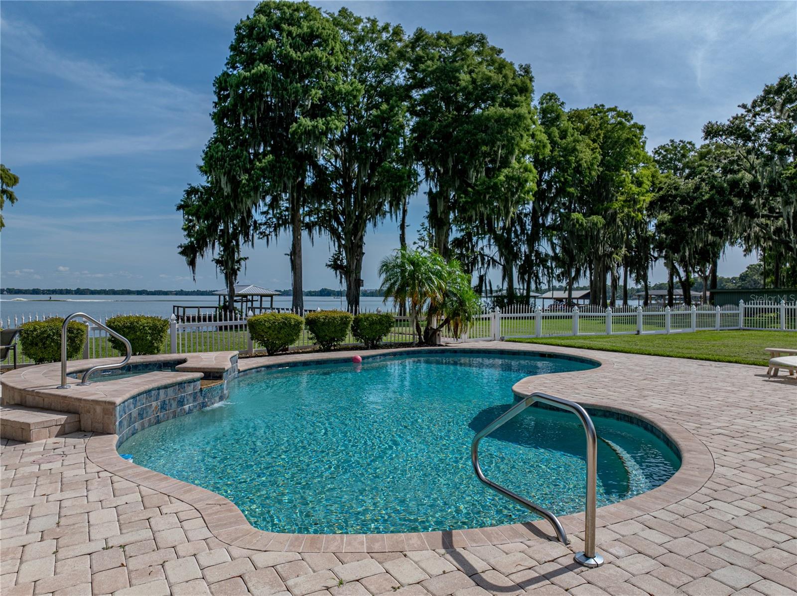 1123 CYPRESS PT W