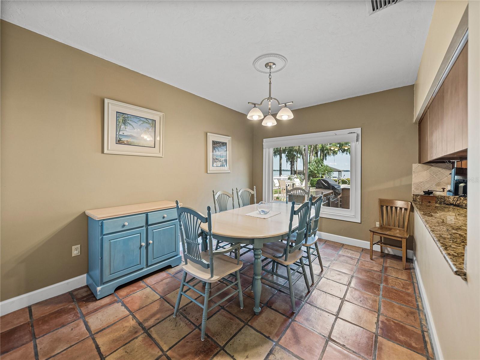 1123 CYPRESS PT W