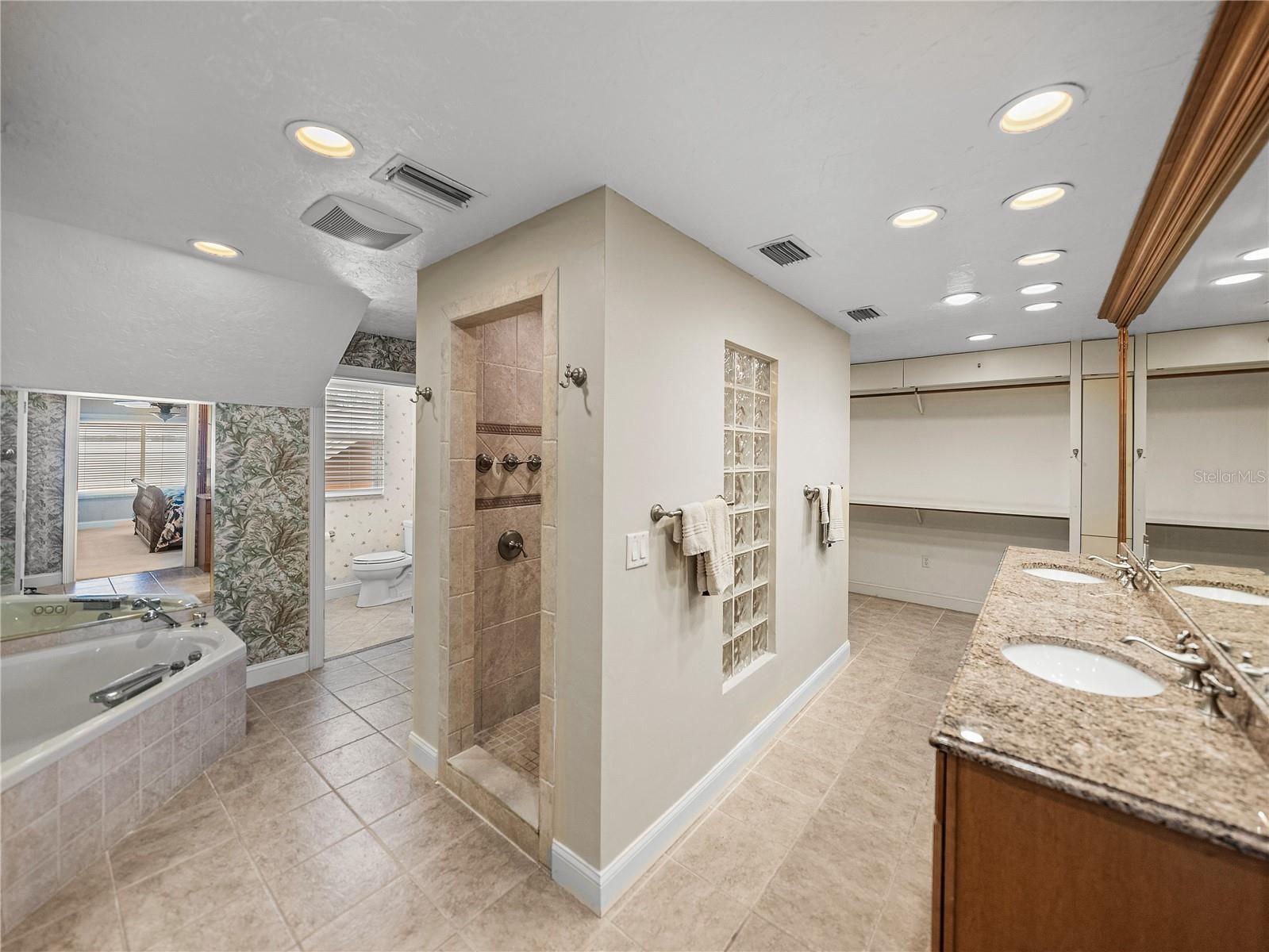 1123 CYPRESS PT W