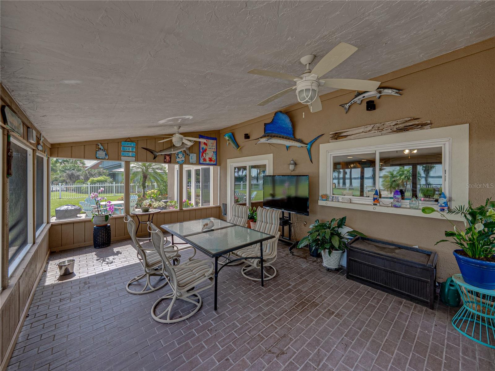 1123 CYPRESS PT W