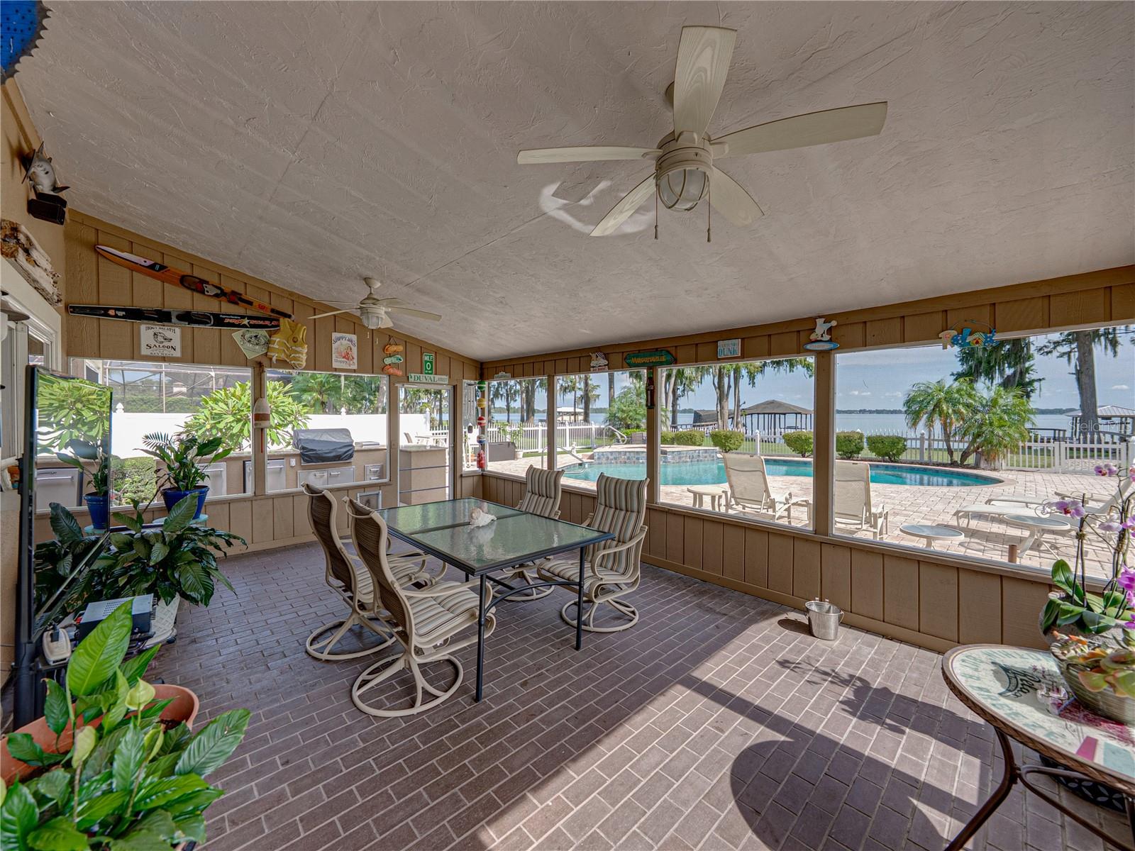 1123 CYPRESS PT W