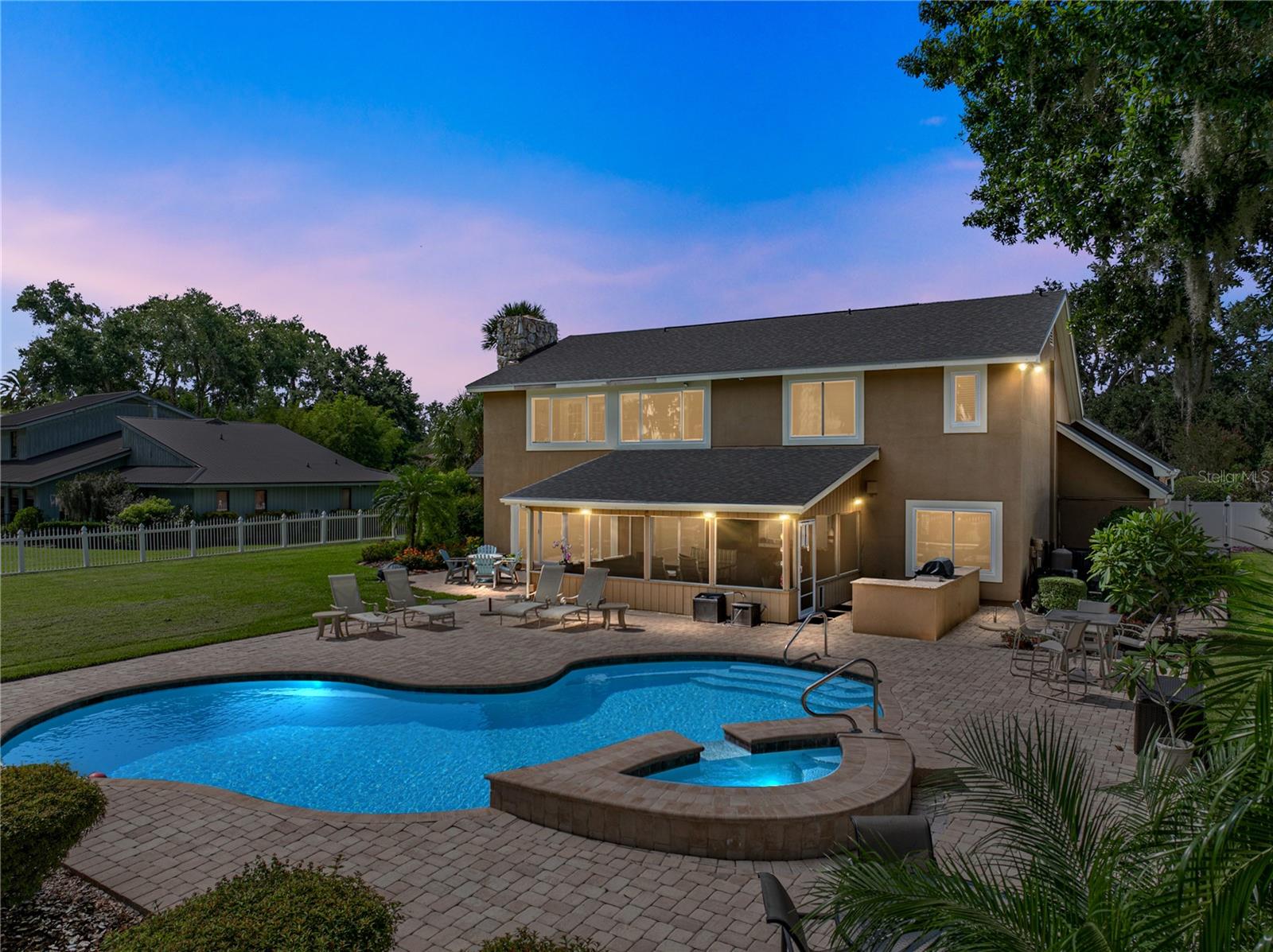 1123 CYPRESS PT W