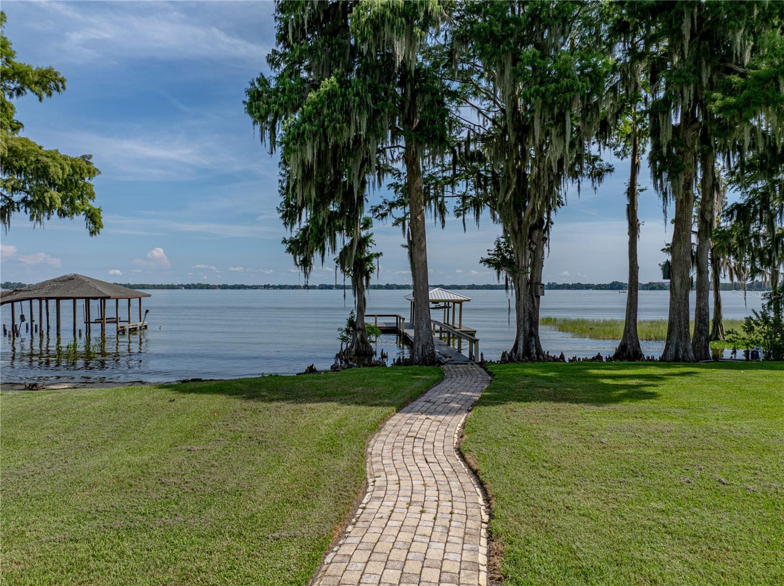 1123 CYPRESS PT W