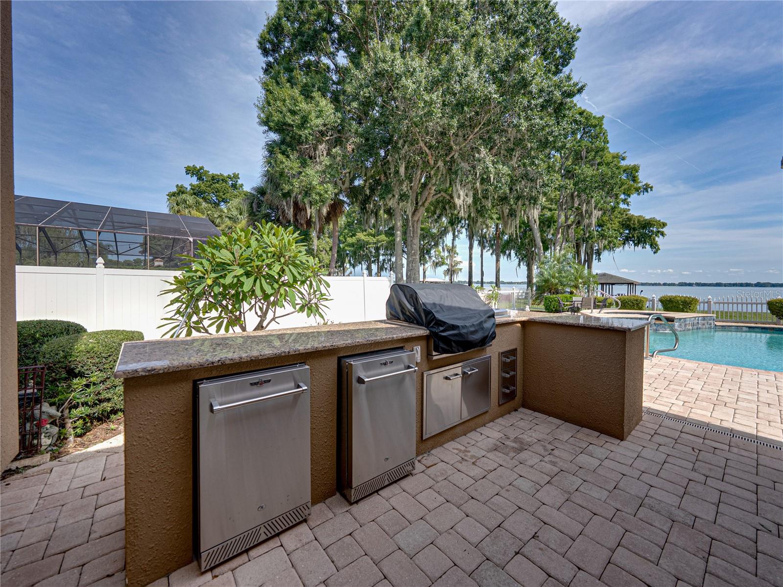 1123 CYPRESS PT W