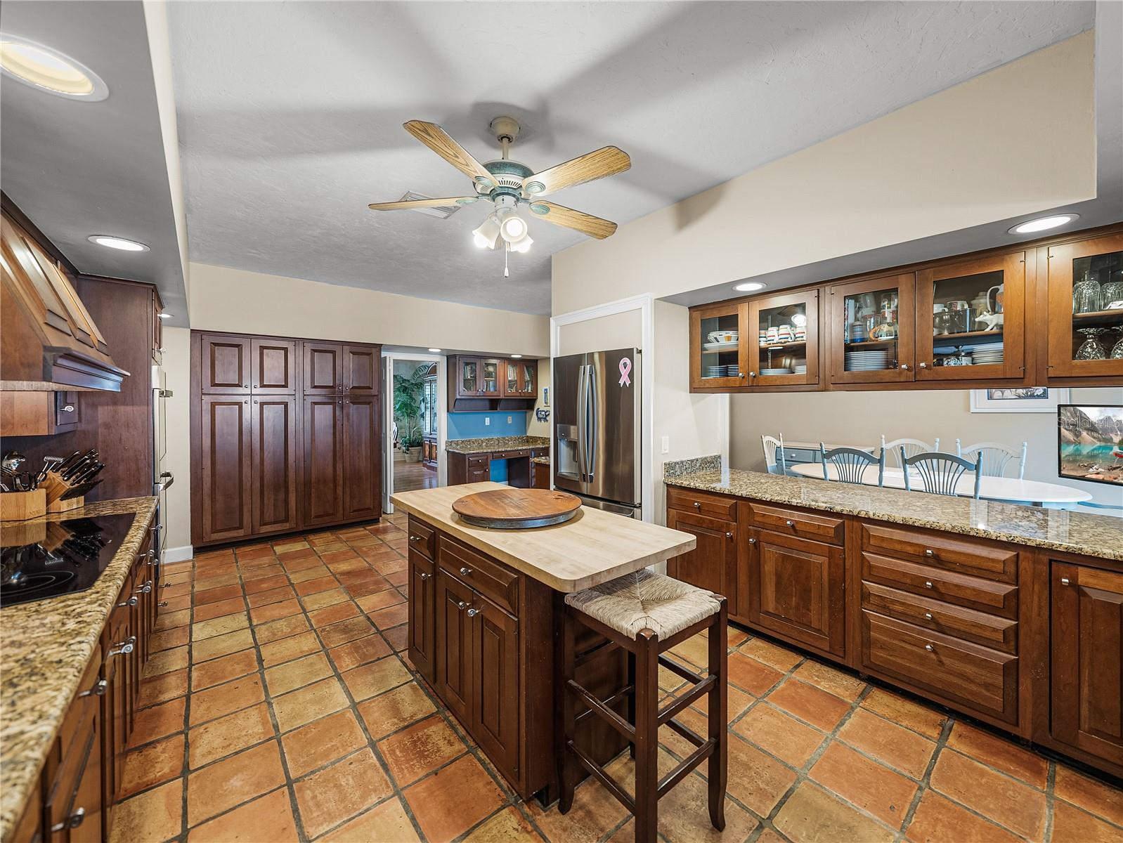1123 CYPRESS PT W