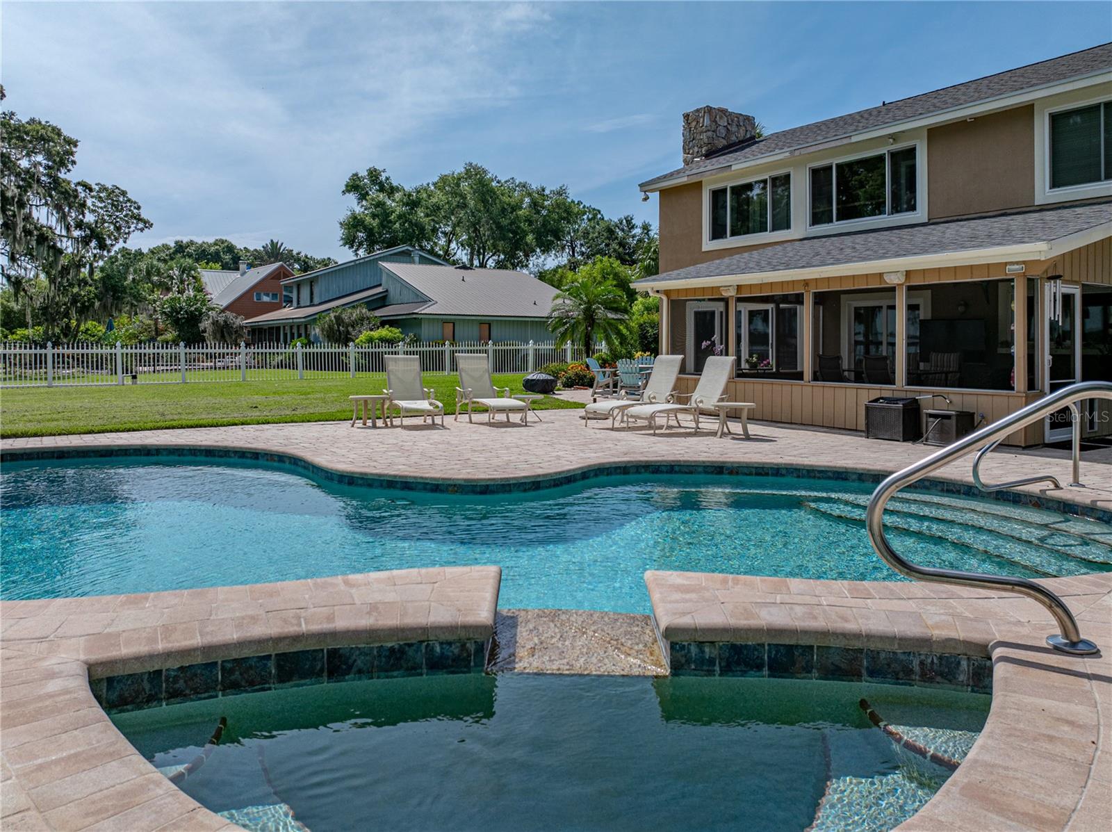 1123 CYPRESS PT W