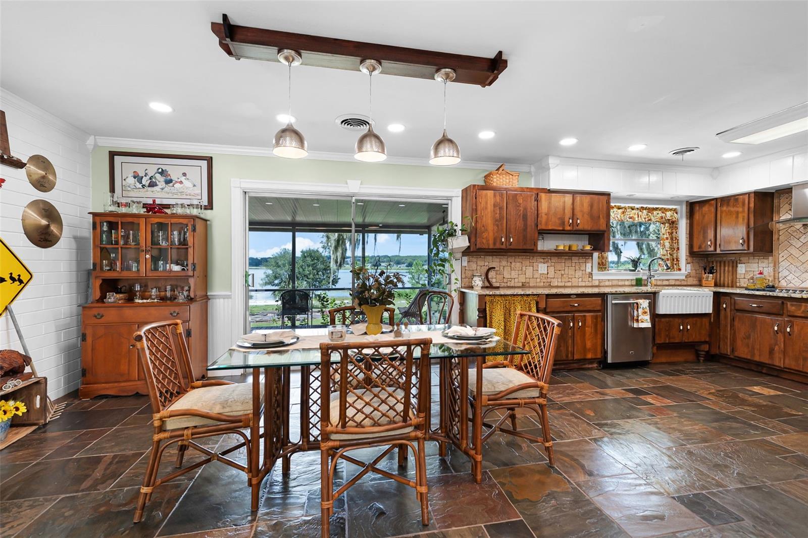 1041 SUNSET DR
