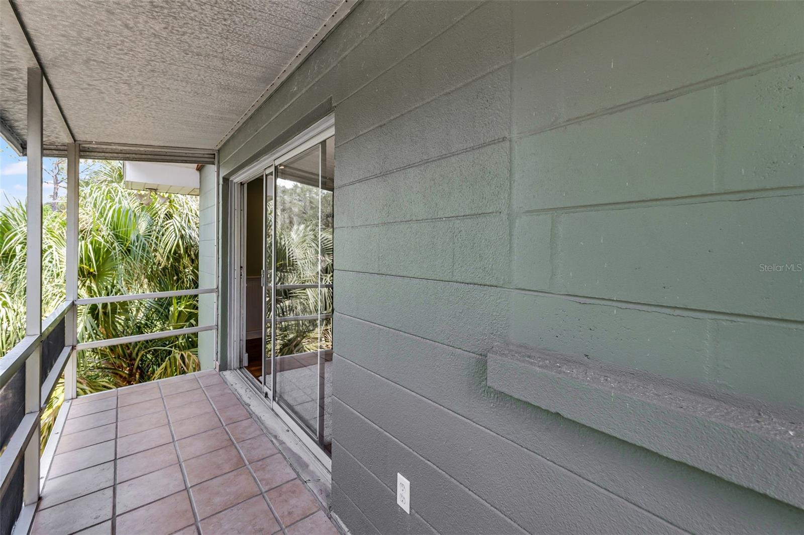 1041 SUNSET DR