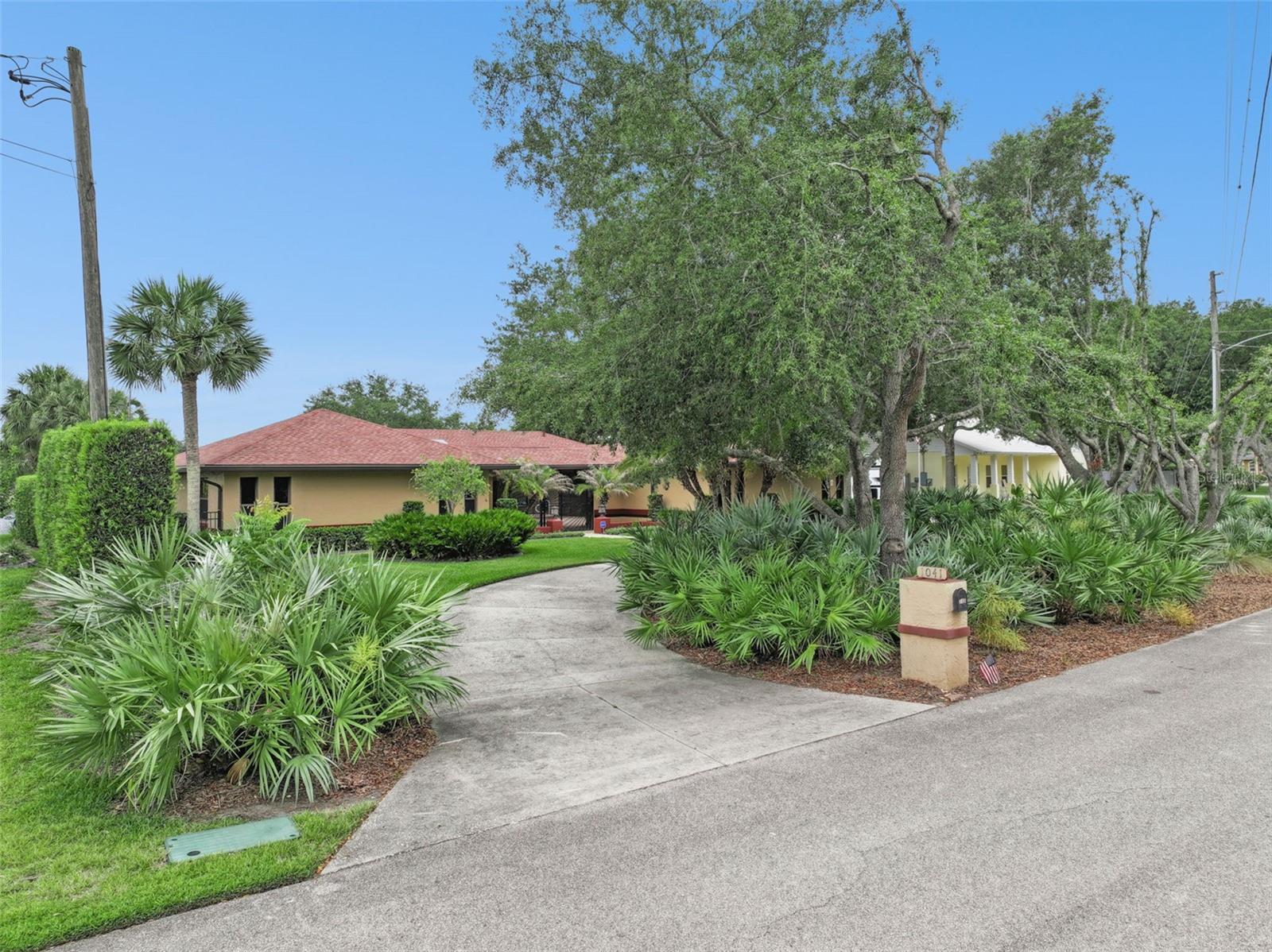 1041 COUNTRY LAKE CIR