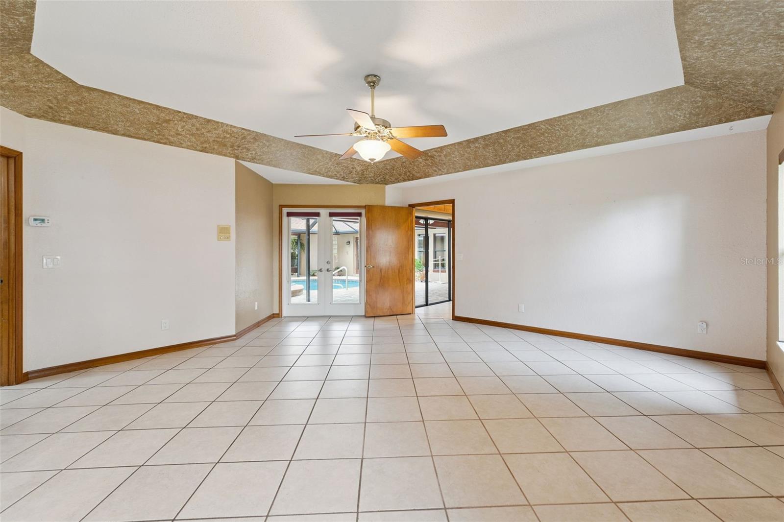 1041 COUNTRY LAKE CIR