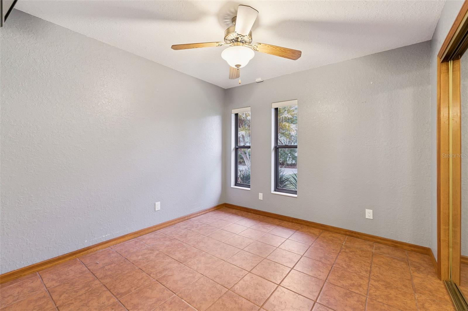 1041 COUNTRY LAKE CIR