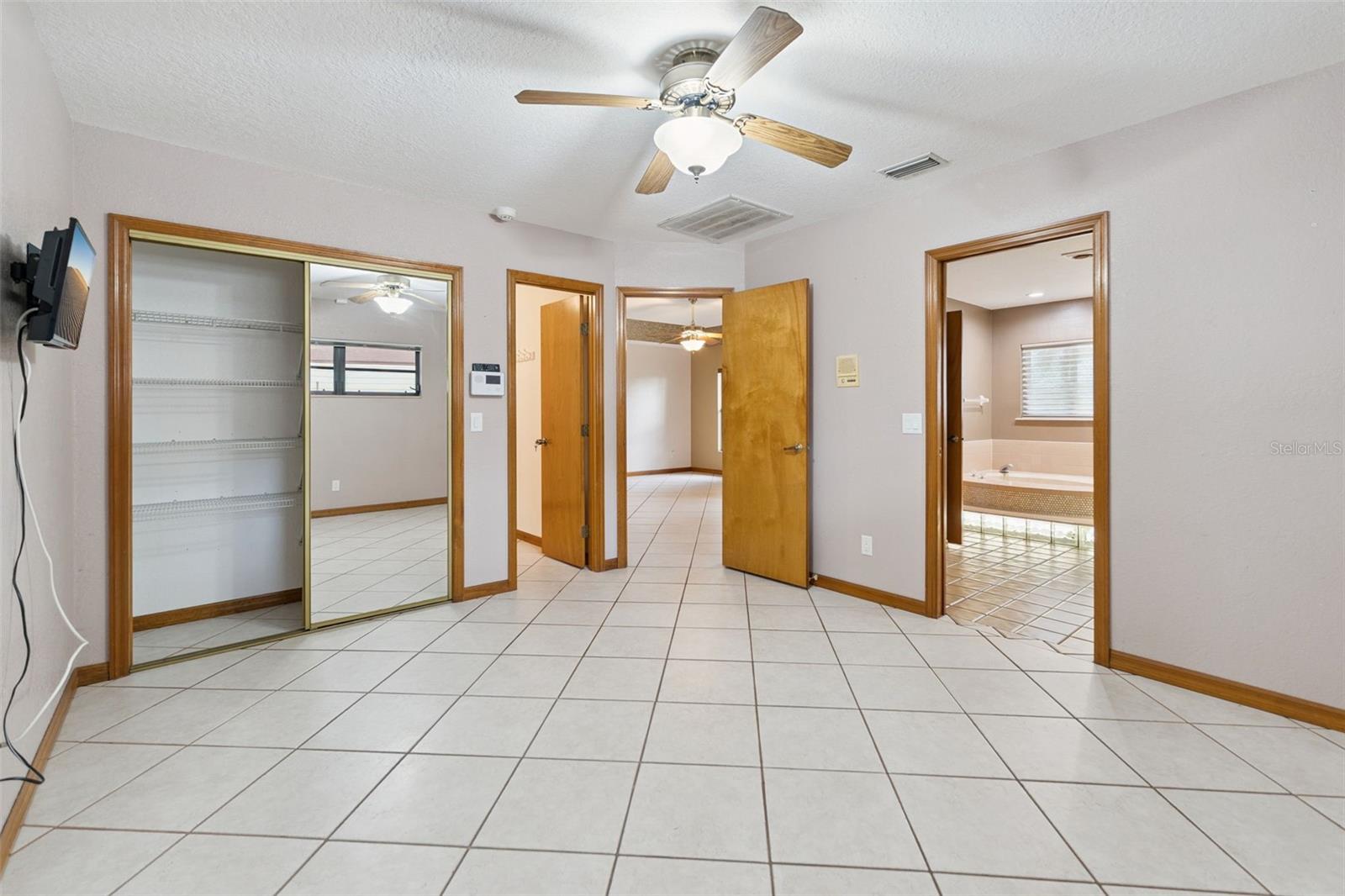 1041 COUNTRY LAKE CIR