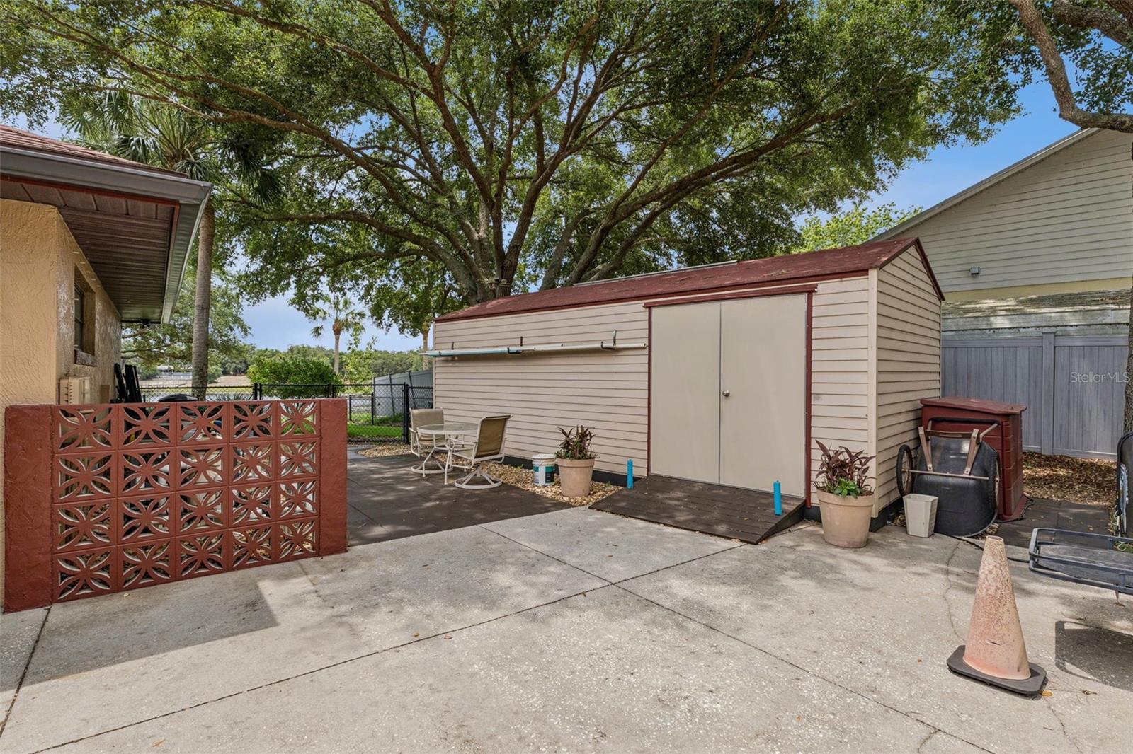 1041 COUNTRY LAKE CIR
