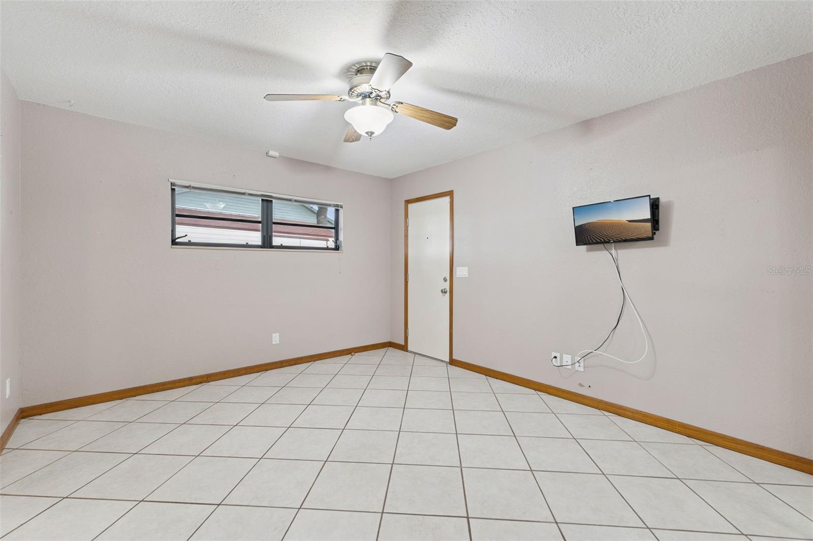 1041 COUNTRY LAKE CIR