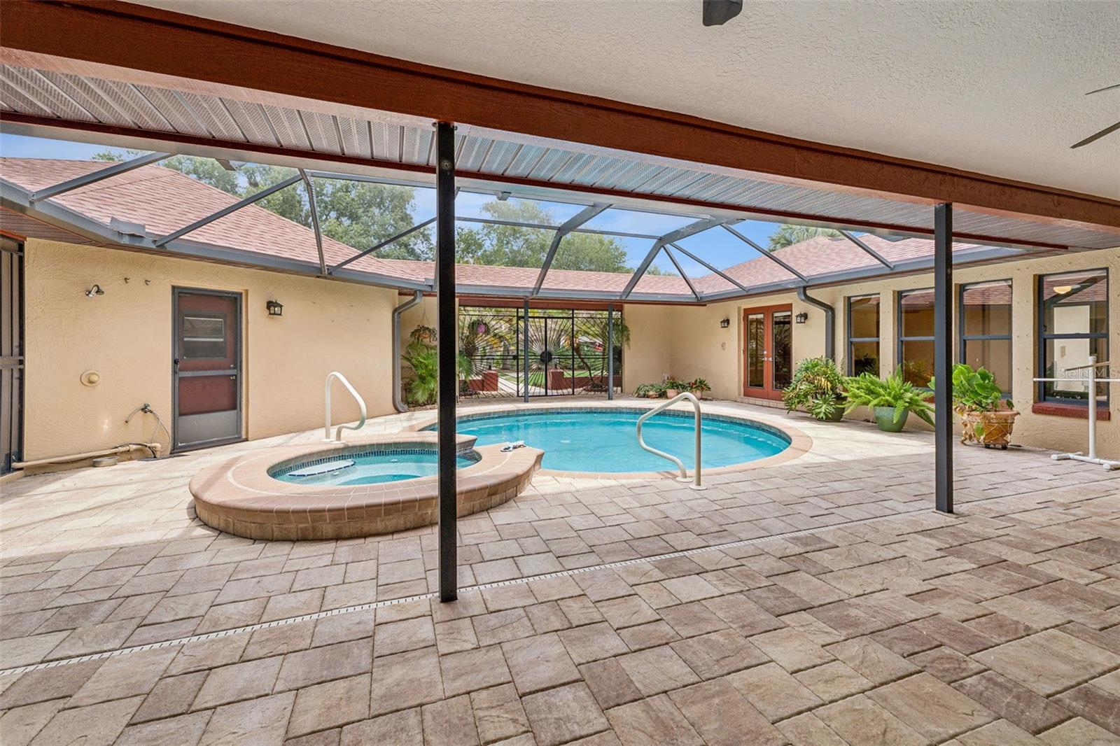 1041 COUNTRY LAKE CIR