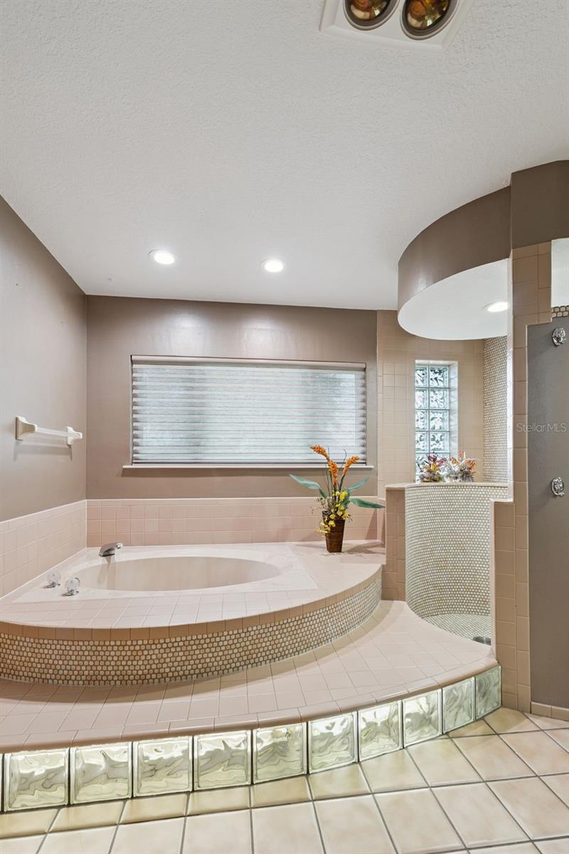 1041 COUNTRY LAKE CIR