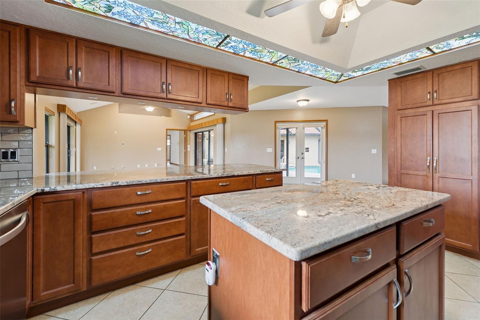 1041 COUNTRY LAKE CIR
