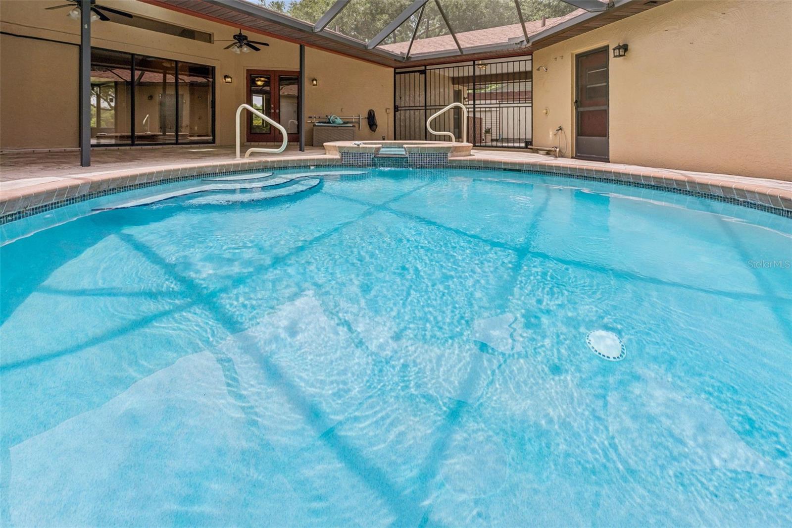 1041 COUNTRY LAKE CIR