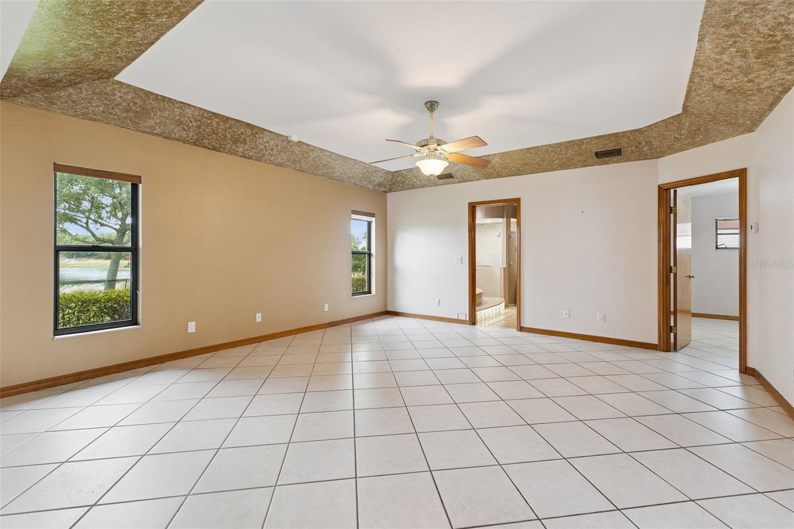 1041 COUNTRY LAKE CIR