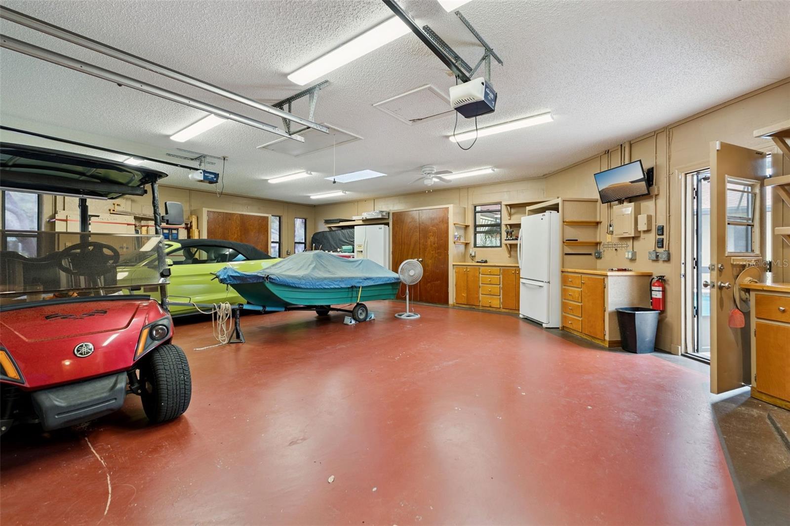 1041 COUNTRY LAKE CIR