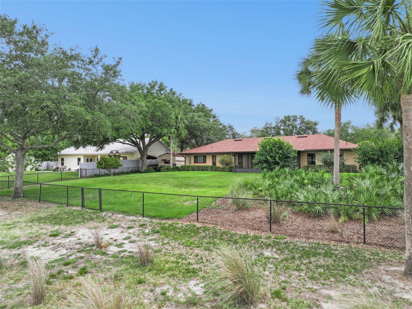 1041 COUNTRY LAKE CIR