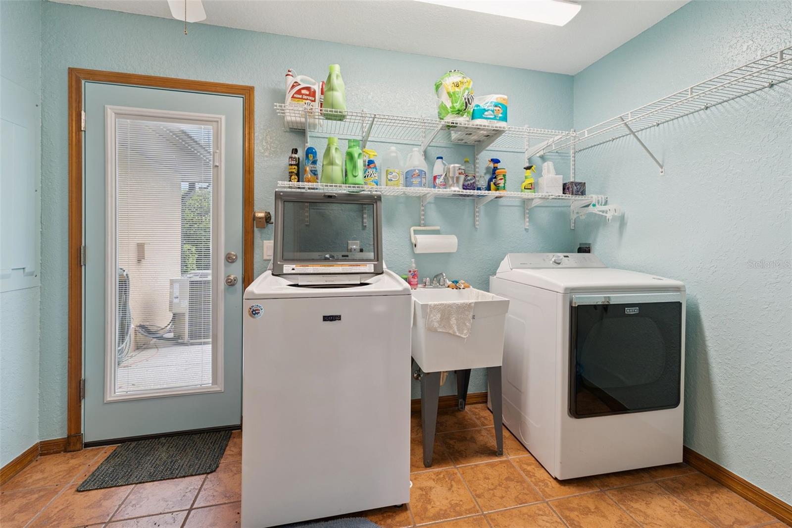 1041 COUNTRY LAKE CIR