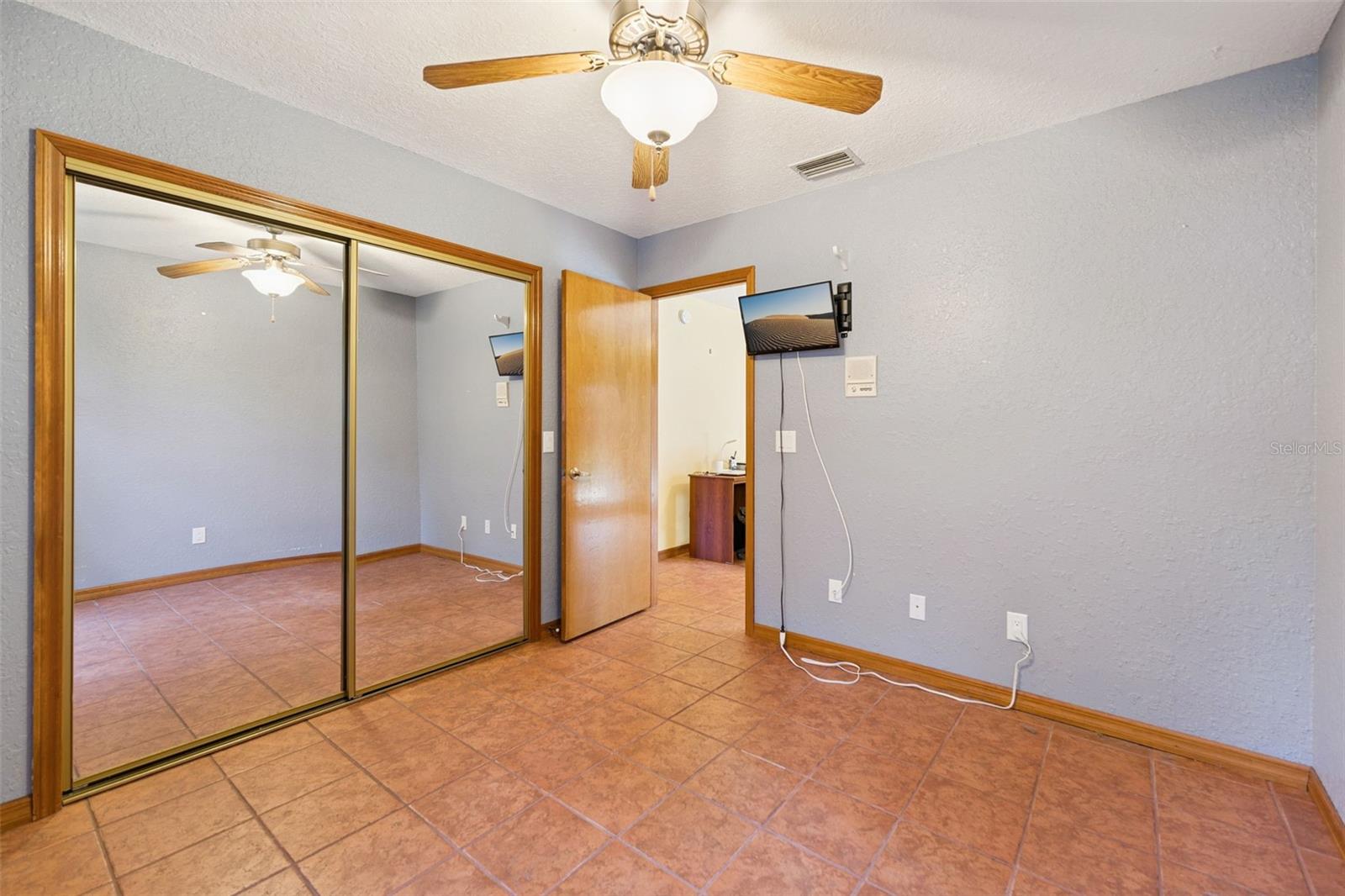 1041 COUNTRY LAKE CIR