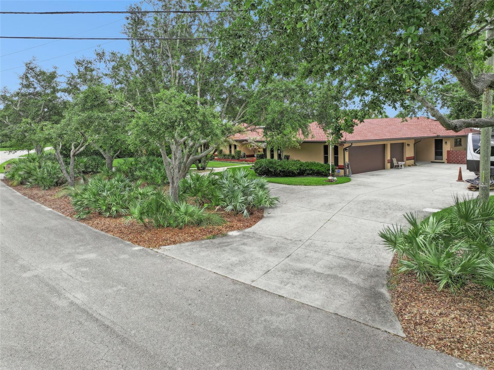 1041 COUNTRY LAKE CIR