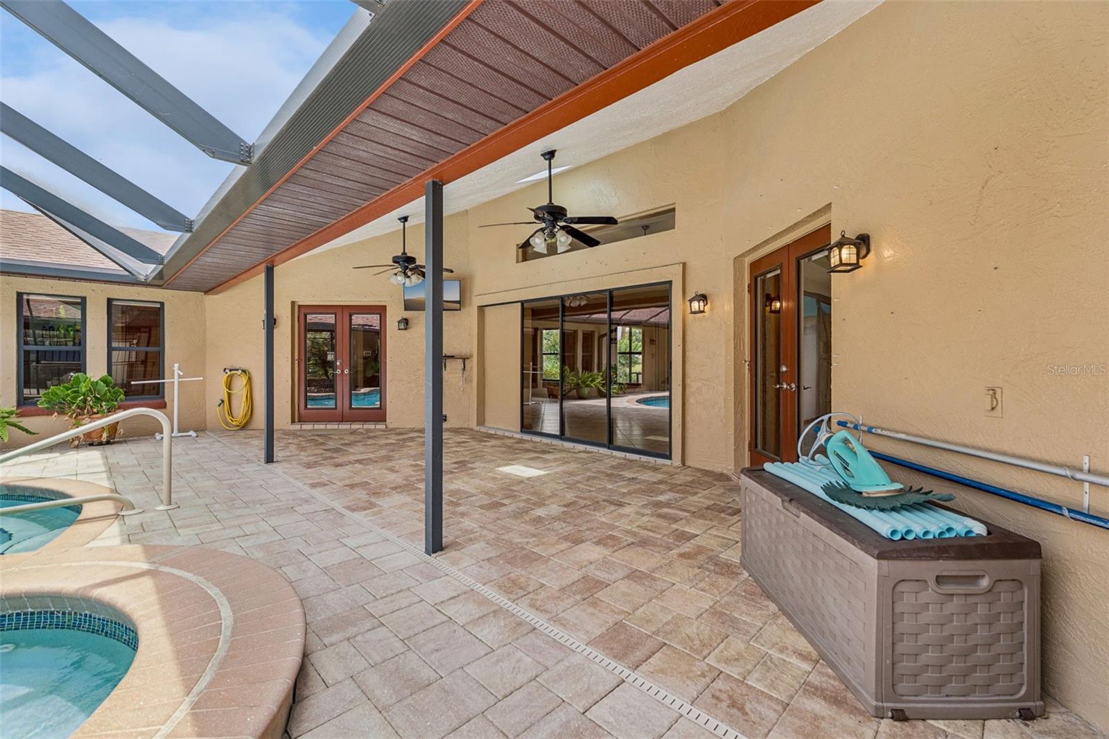 1041 COUNTRY LAKE CIR