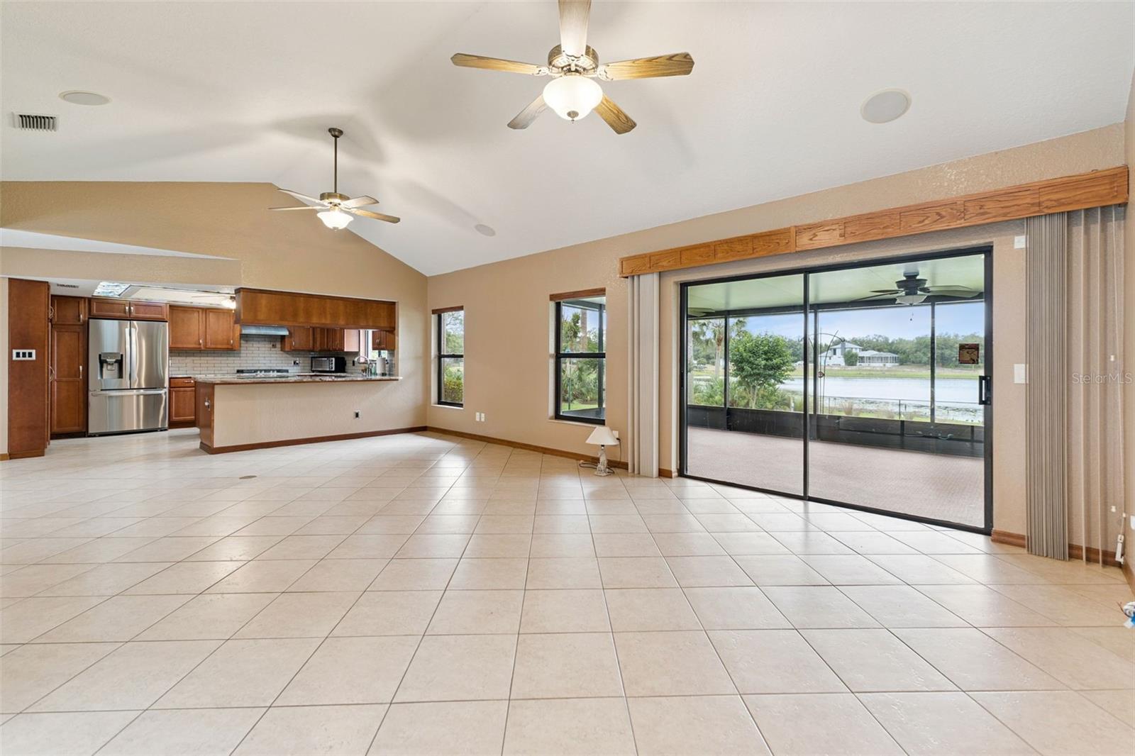 1041 COUNTRY LAKE CIR