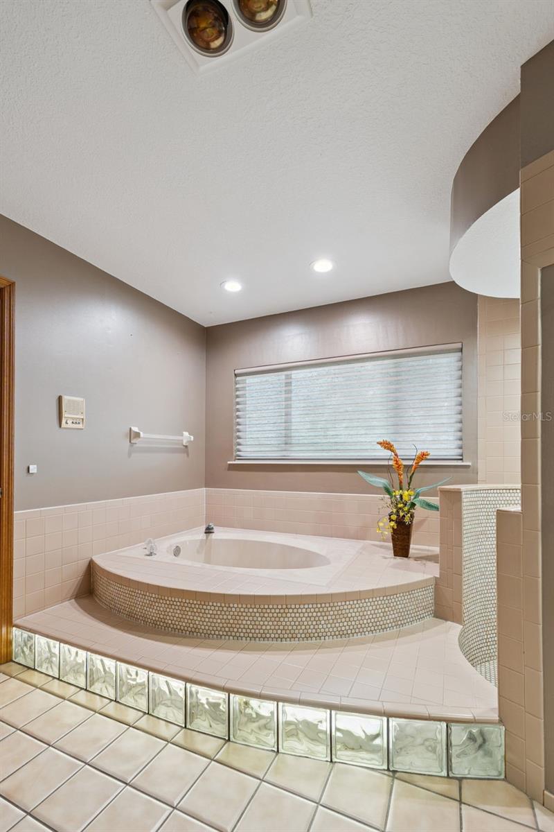 1041 COUNTRY LAKE CIR
