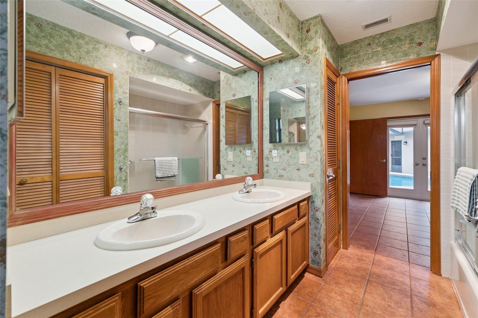 1041 COUNTRY LAKE CIR